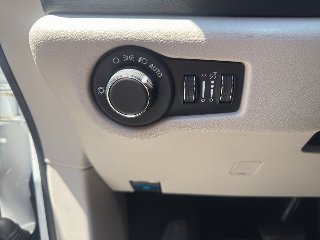 2024 Chrysler Voyager LX